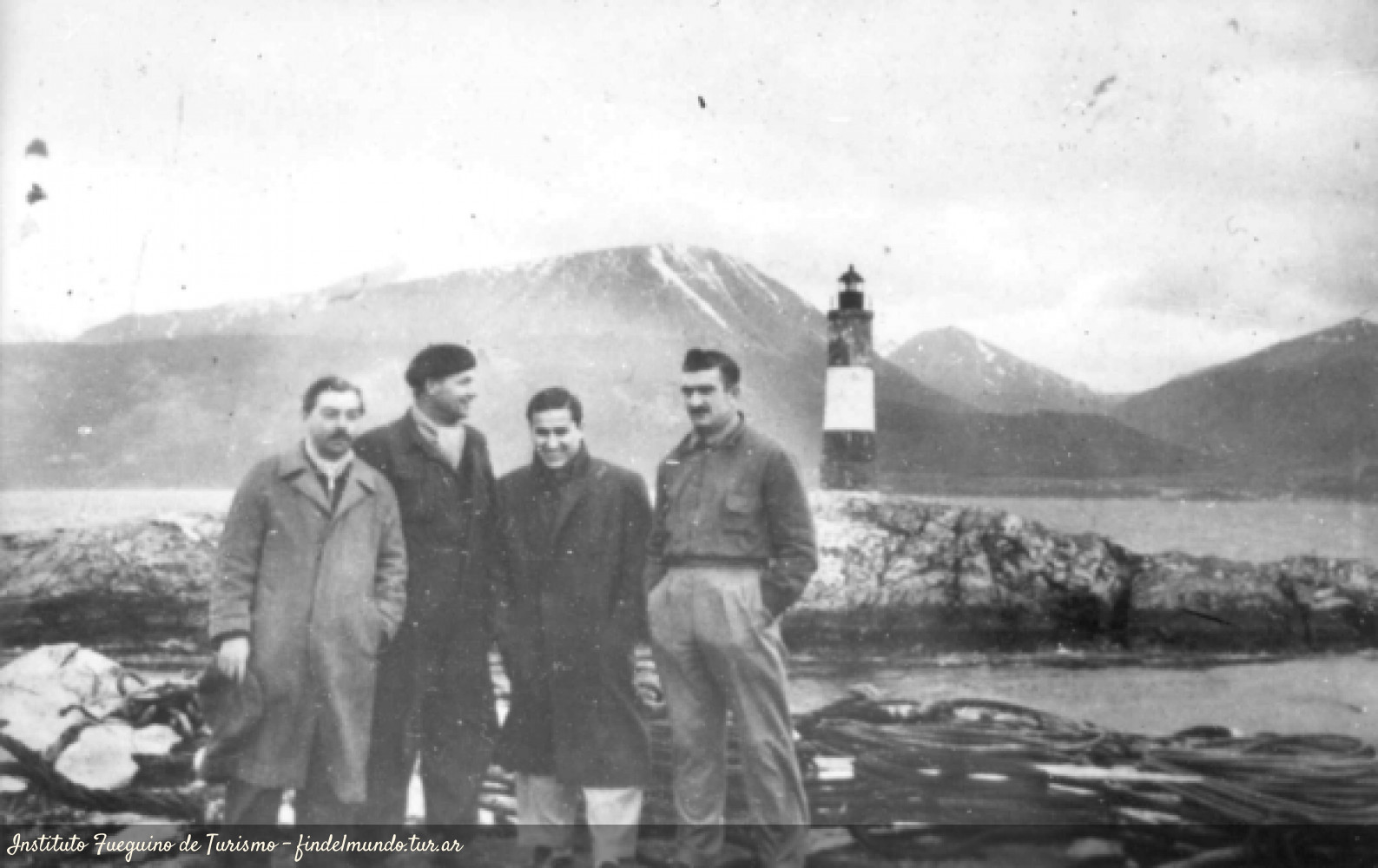 Foto histórica del Faro Les Eclaireurs